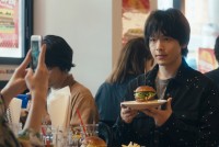 映画『人数の町』中村倫也が食事する場面写真
