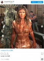 エリザベス・ハーレイ、ドラマのオフショット公開　※「エリザベス・ハーレイ」インスタグラム