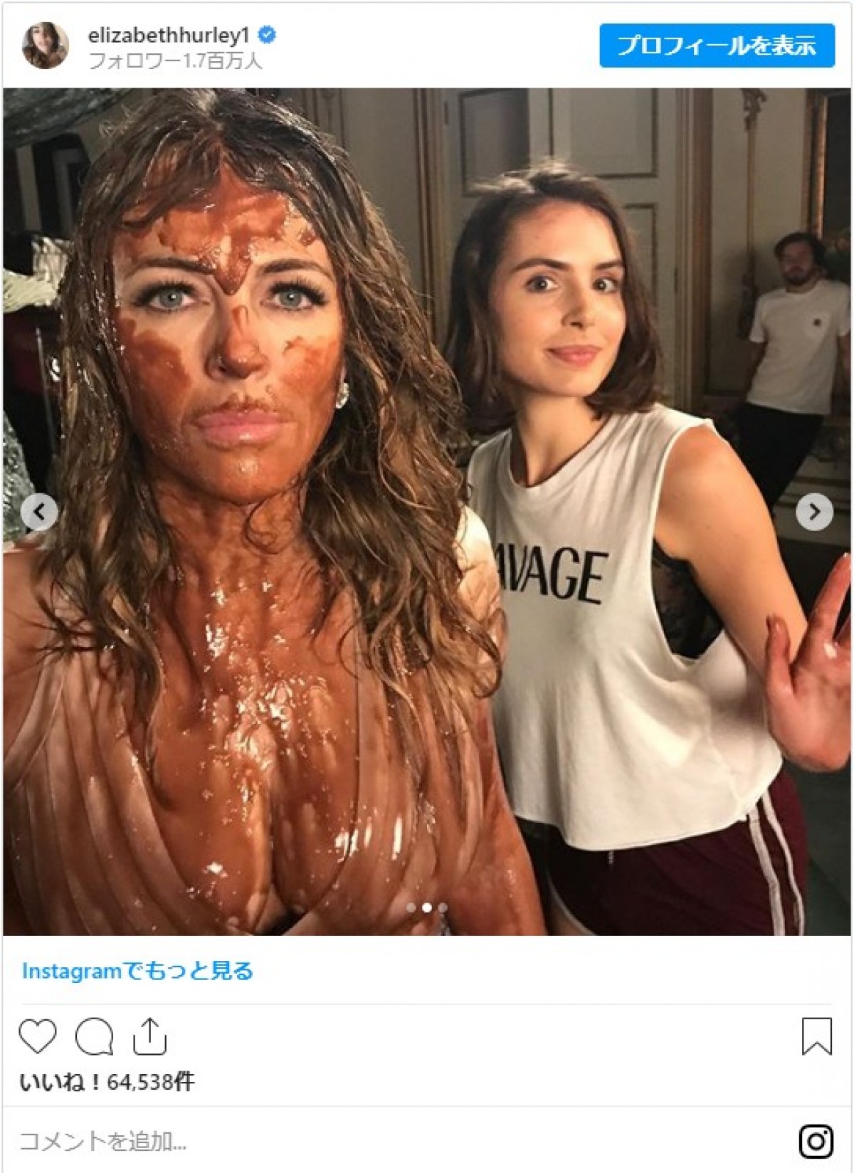 エリザベス・ハーレイ、チョコレートまみれに　驚きのドラマオフショット公開
