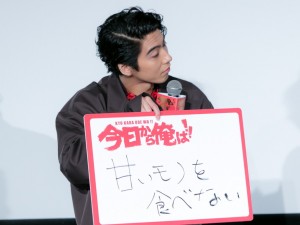 映画『今日から俺は!!劇場版』初日舞台あいさつに登場した賀来賢人