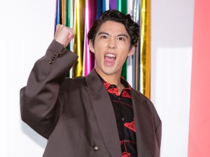 映画『今日から俺は!!劇場版』初日舞台あいさつに登場した賀来賢人