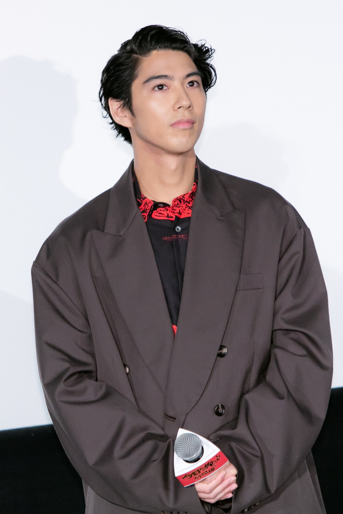 伊藤健太郎、“なめ猫Tシャツ”姿に　橋本環奈ら80年代ファッションで登場