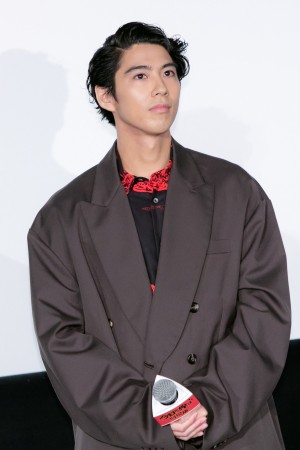 映画『今日から俺は!!劇場版』初日舞台あいさつに登場した賀来賢人