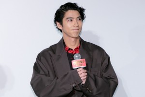 映画『今日から俺は!!劇場版』初日舞台あいさつに登場した賀来賢人