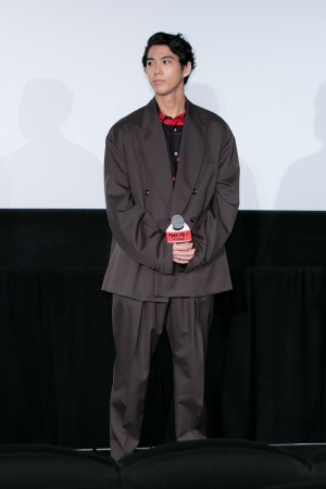 映画『今日から俺は!!劇場版』初日舞台あいさつに登場した賀来賢人