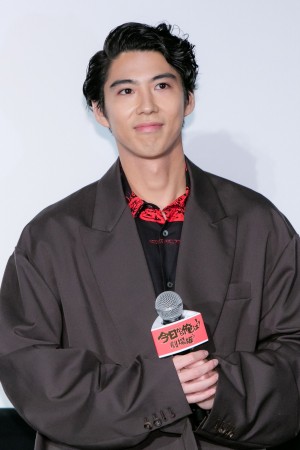 映画『今日から俺は!!劇場版』初日舞台あいさつに登場した賀来賢人