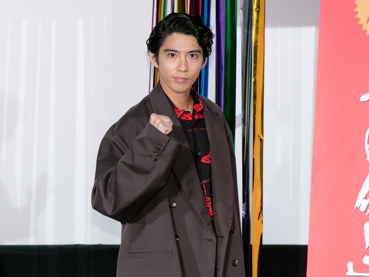 伊藤健太郎、“なめ猫Tシャツ”姿に　橋本環奈ら80年代ファッションで登場