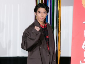 映画『今日から俺は!!劇場版』初日舞台あいさつに登場した賀来賢人