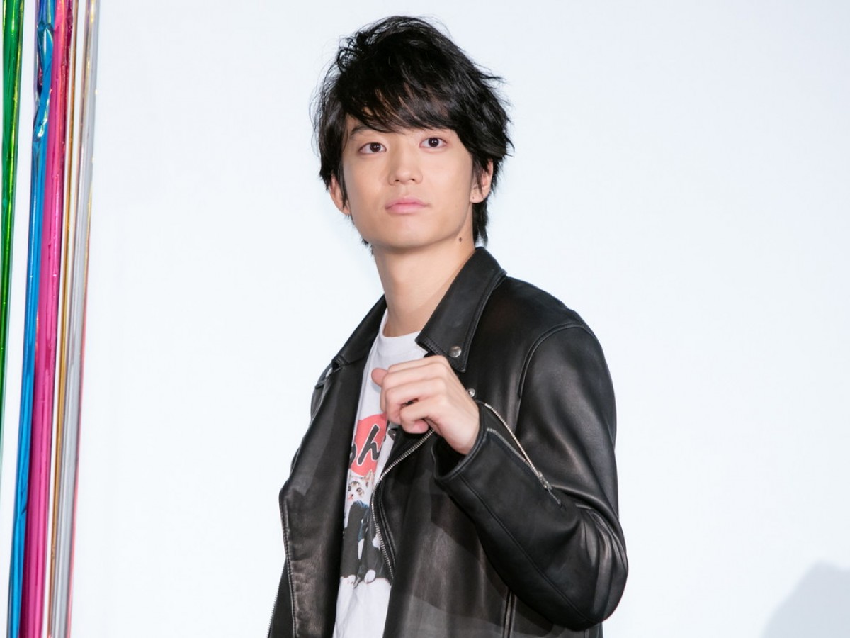 伊藤健太郎、“なめ猫Tシャツ”姿に　橋本環奈ら80年代ファッションで登場