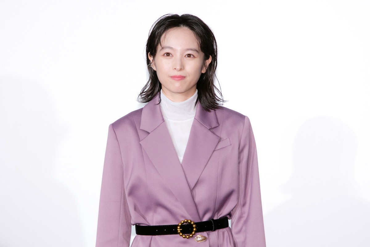 伊藤健太郎、“なめ猫Tシャツ”姿に　橋本環奈ら80年代ファッションで登場