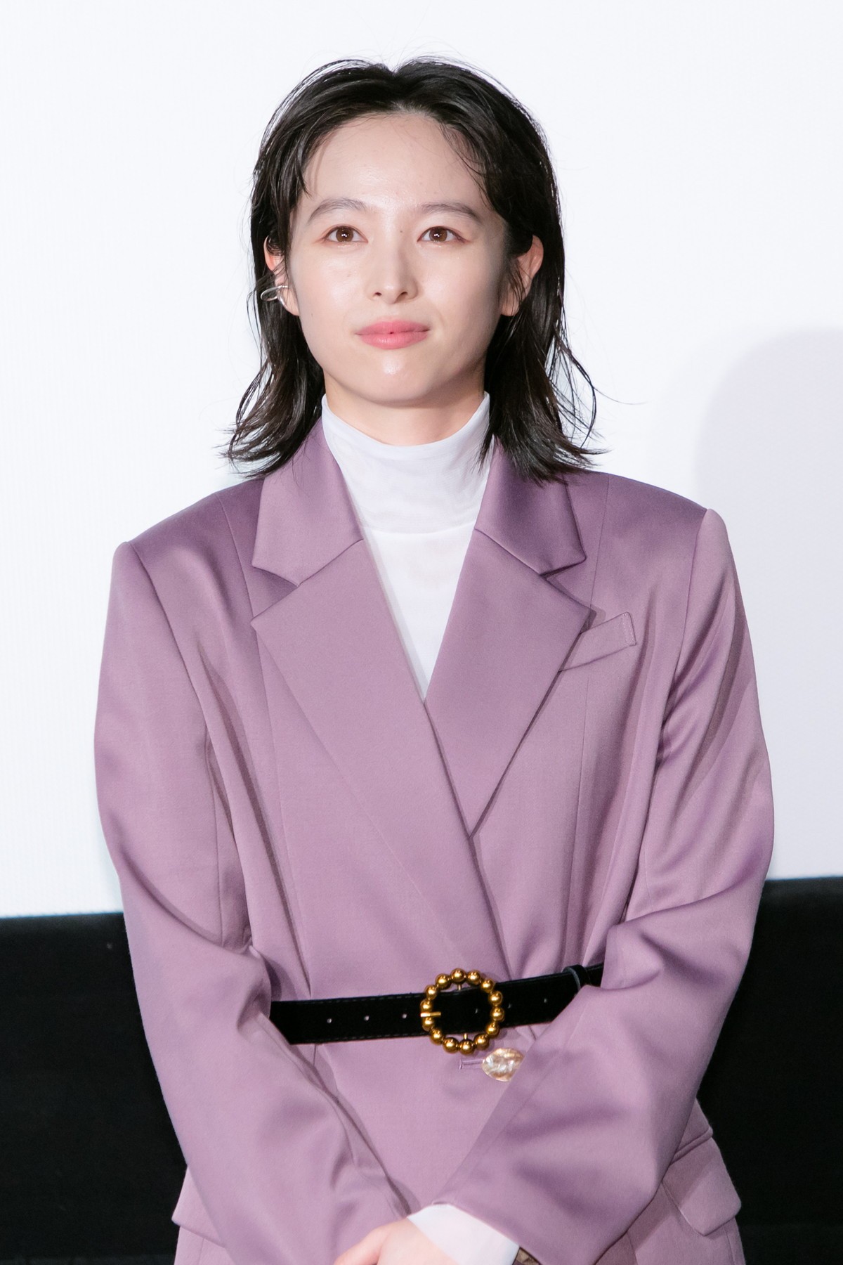 伊藤健太郎、“なめ猫Tシャツ”姿に　橋本環奈ら80年代ファッションで登場