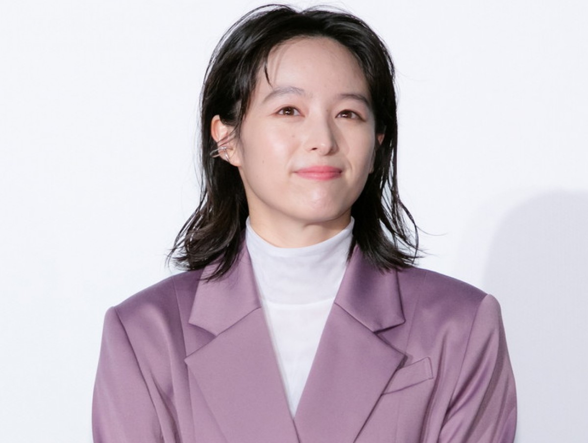 伊藤健太郎、“なめ猫Tシャツ”姿に　橋本環奈ら80年代ファッションで登場