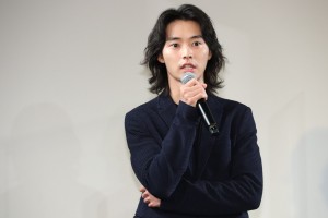 映画『劇場』初日リモート舞台あいさつイベントに登場した山崎賢人