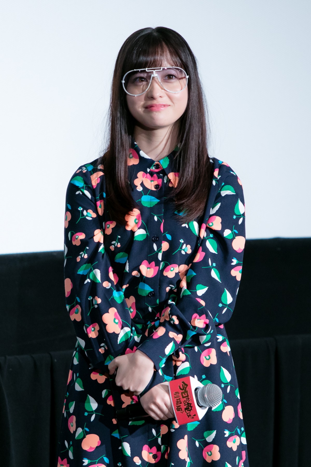 伊藤健太郎、“なめ猫Tシャツ”姿に　橋本環奈ら80年代ファッションで登場