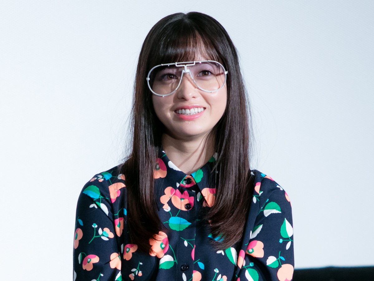 伊藤健太郎、“なめ猫Tシャツ”姿に　橋本環奈ら80年代ファッションで登場
