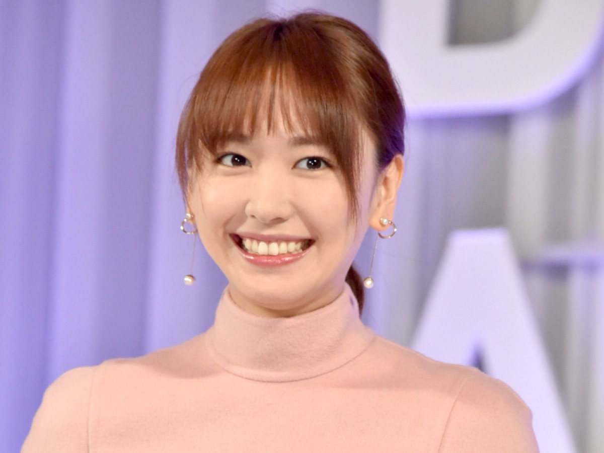 新垣結衣、自身のポスターを手にニッコリ 「可愛すぎます」と反響