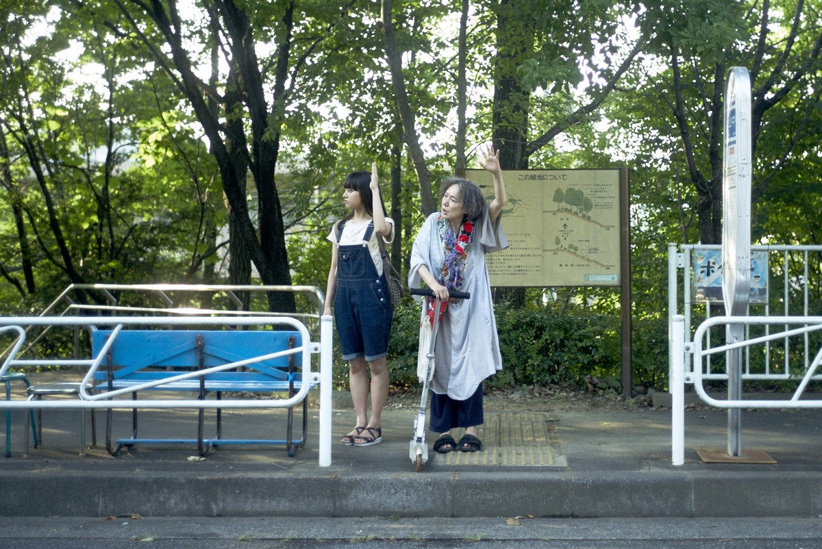 清原果耶×桃井かおり、『宇宙でいちばんあかるい屋根』異色の凸凹バディショット公開