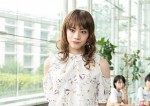 ドラマ『日暮里チャーリーズ』での佐藤流司の女子大生コスプレカット