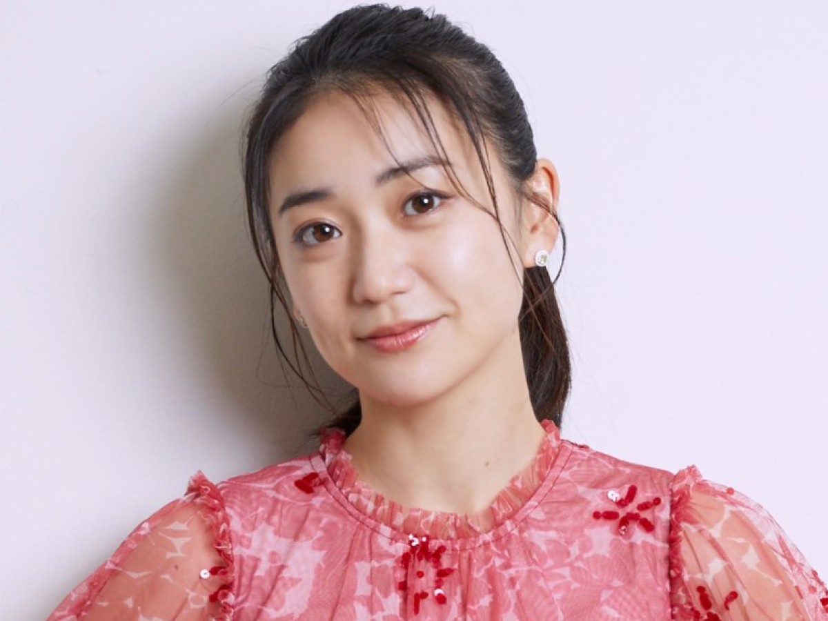 大島優子、赤ちょうちんを手にニッコリ 『タラレバ娘』オフショット公開