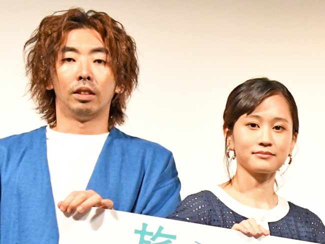 （左から）映画『旅のおわり世界のはじまり』で共演した柄本時生、前田敦子
