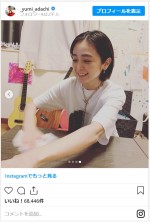 実家でくつろいだ様子を見せる安達祐実　※「安達祐実」インスタグラム