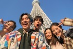 日曜ドラマ『親バカ青春白書』場面写真（左から）小野花梨、戸塚純貴、中川大志、永野芽郁、今田美桜