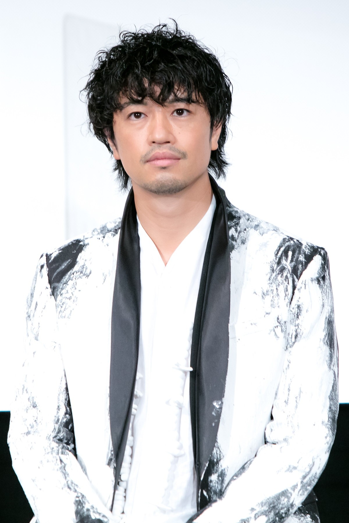 斎藤工、自粛期間中は「壁の傷と話したりしてた」 のん「すごい！」と驚嘆
