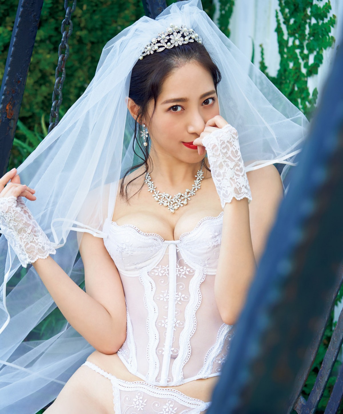 上戸彩、かれいな装いを披露　撮り下ろしグラビア