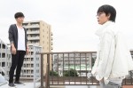 【写真】向かい合う綾野剛と星野源『MIU404』第6話場面写真