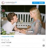 ニコラにプロポーズするブルックリン　※「ブルックリン・ベッカム」インスタグラム