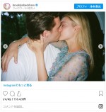 ニコラとキス　※「ブルックリン・ベッカム」インスタグラム