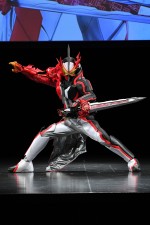 『仮面ライダーセイバー（聖刃）』制作発表会見に登場した仮面ライダーセイバー