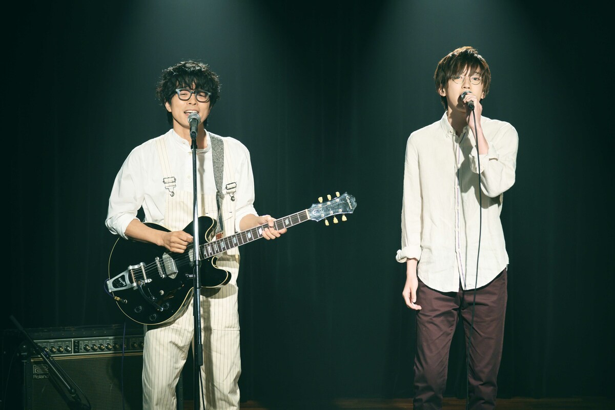映画『461個のおべんとう』エンディングで主題歌を熱唱する（左から）井ノ原快彦、道枝駿佑の場面写真