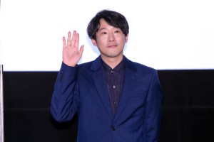 映画『宇宙でいちばんあかるい屋根』完成披露試写会に登場した藤井道人監督