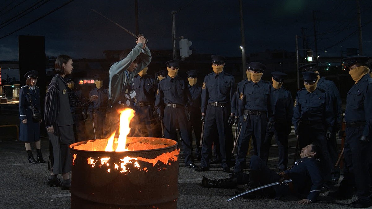 映画『ヴィレヴァン！』10月23日公開　萩原聖人＆安達祐実が軍服で参戦