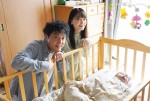 『親バカ青春白書』ガタロー（ムロ）＆幸子（新垣結衣）夫妻と娘さくらの3ショット