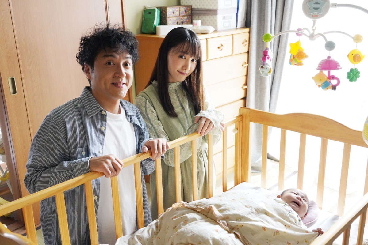 『親バカ青春白書』ガタロー(ムロ)&幸子(新垣結衣)夫妻と娘さくらの3ショット