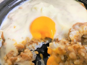 ファミマ　とろーりソースのキーマカレー（モッツァレラチーズ使用）