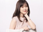 【写真】福本莉子、メガネ＆セーラー服姿がかわいい！