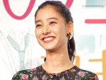 【写真】新木優子、イチゴ片手に“あ～ん” 『SUITS／スーツ2』オフショットにファンもメロメロ