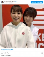 関水渚（左）をバックハグする深田恭子（右）　※「深田恭子」公式インスタグラム