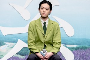 映画『糸』完成報告会に登場した菅田将暉
