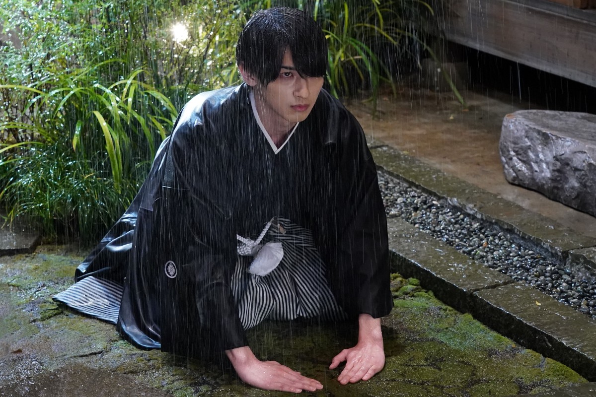 『私たちはどうかしている』“椿”横浜流星が雨の中で土下座　第1話シーン写真公開
