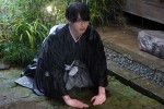 【写真】『私たちはどうかしている』“椿”横浜流星が雨の中で土下座　第1話シーン写真公開