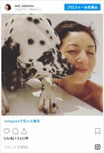 高岡早紀、愛犬・ペタ子ちゃんと仲良しバスタイム　※「高岡早紀」インスタグラム