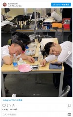 （左から）かまいたち・山内健司と和牛・水田信二、同じポーズで熟睡中　※「濱家隆一（かまいたち）」インスタグラム