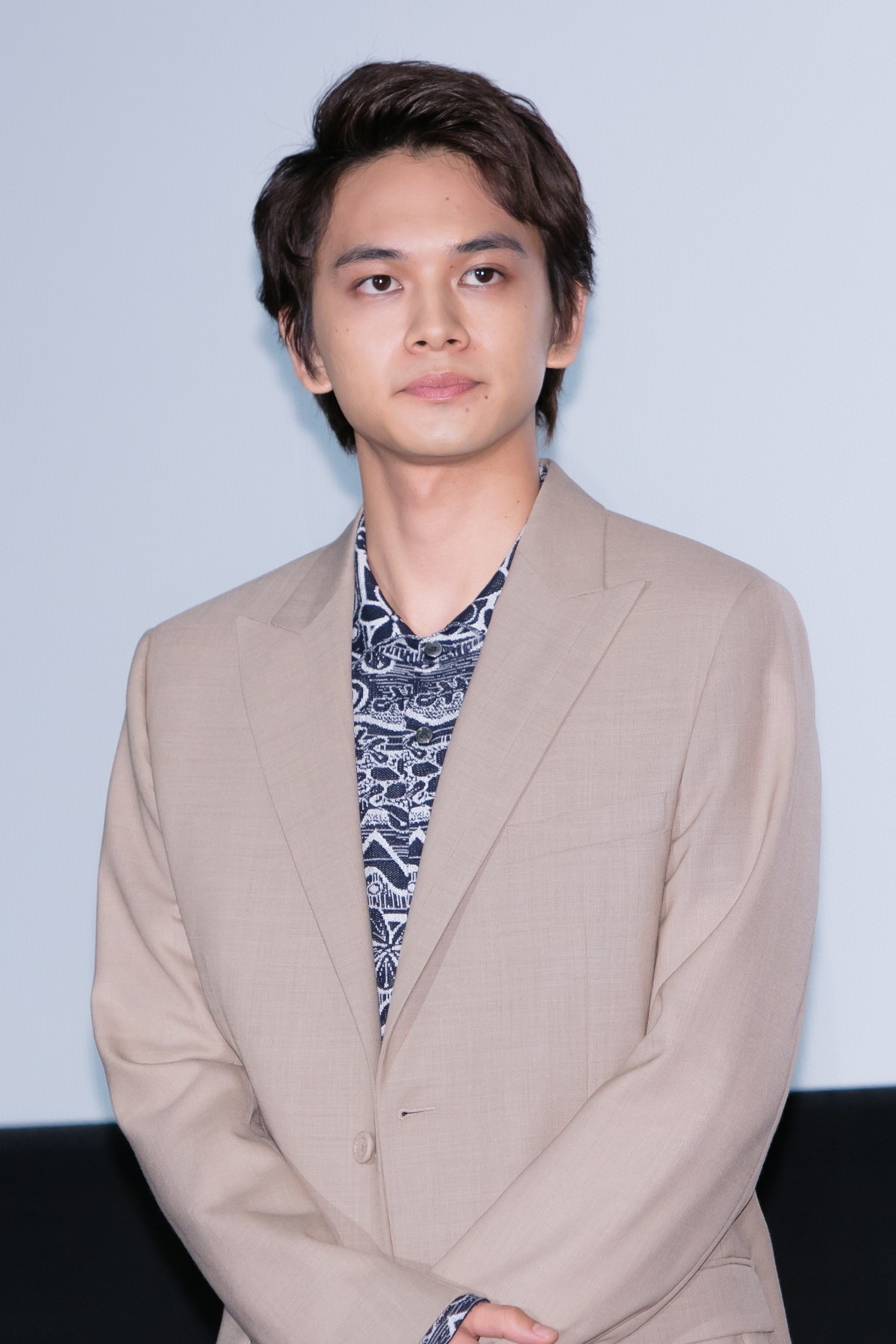 浜辺美波、学生時代を振り返り涙「楽しんでおけばよかったな」