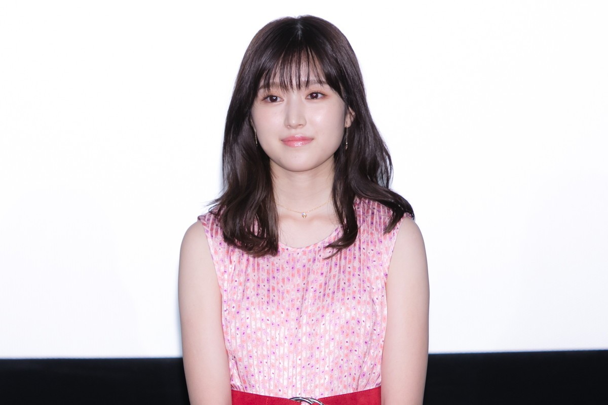 浜辺美波、学生時代を振り返り涙「楽しんでおけばよかったな」