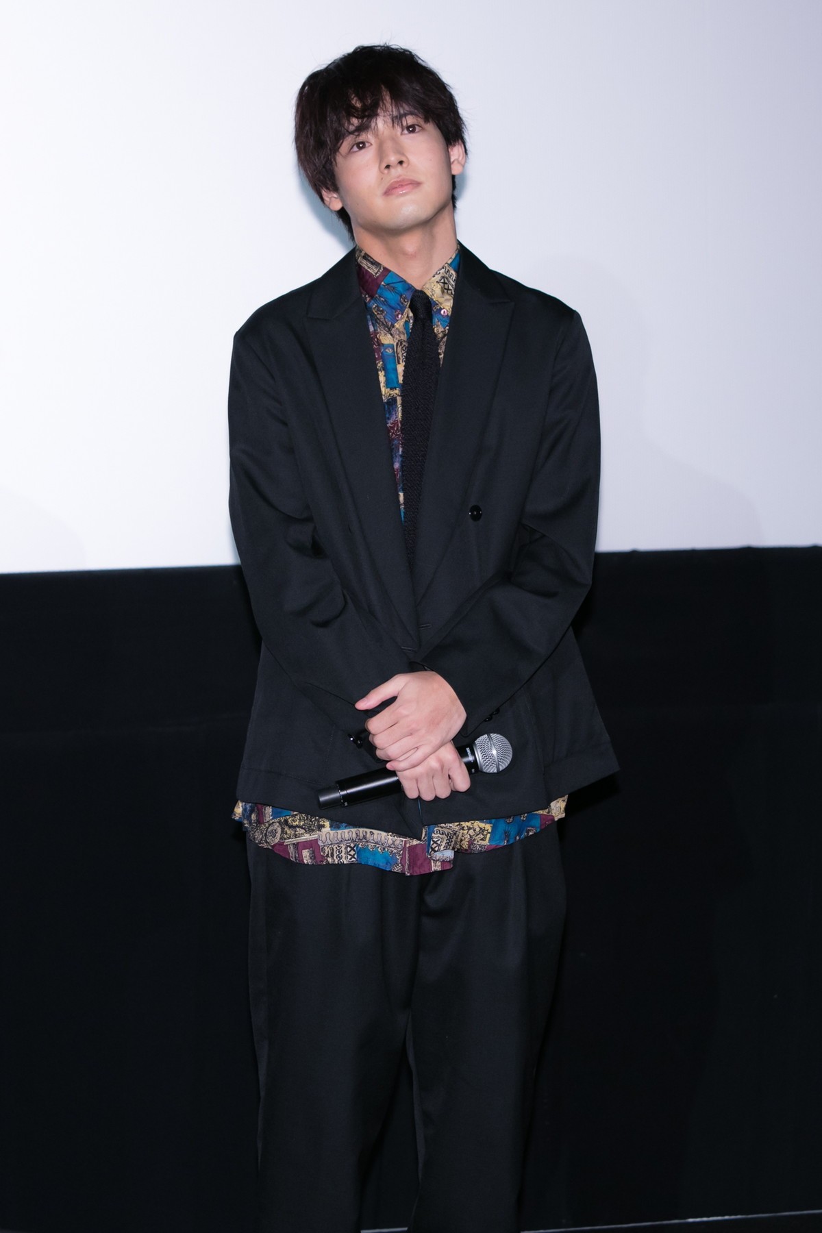 浜辺美波、学生時代を振り返り涙「楽しんでおけばよかったな」