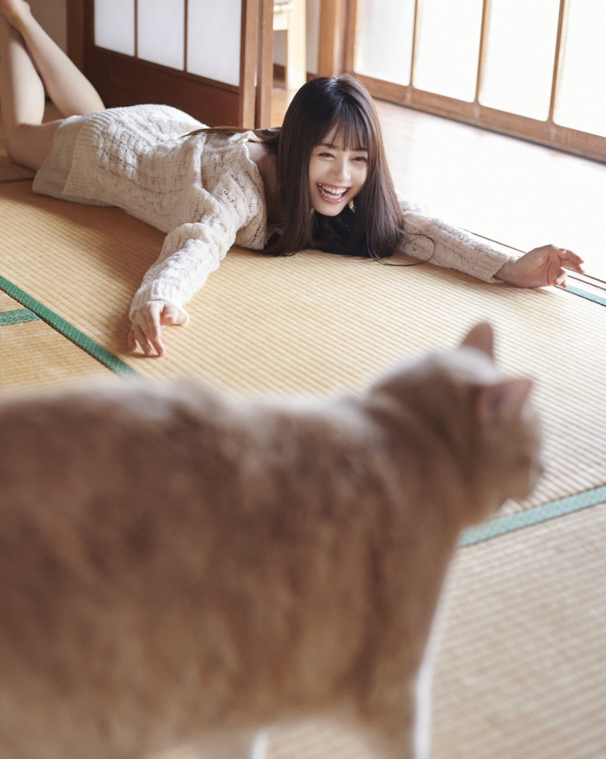 人気声優・伊藤美来、浴衣姿＆猫とたわむれるショット　清涼感たっぷりのグラビア